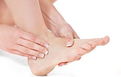 Tê Chân Không Chỉ Do Ngồi Lâu: 7 Bệnh Lý Nguy Hiểm Có Thể Đang Cảnh Báo Cơ Thể Bạn